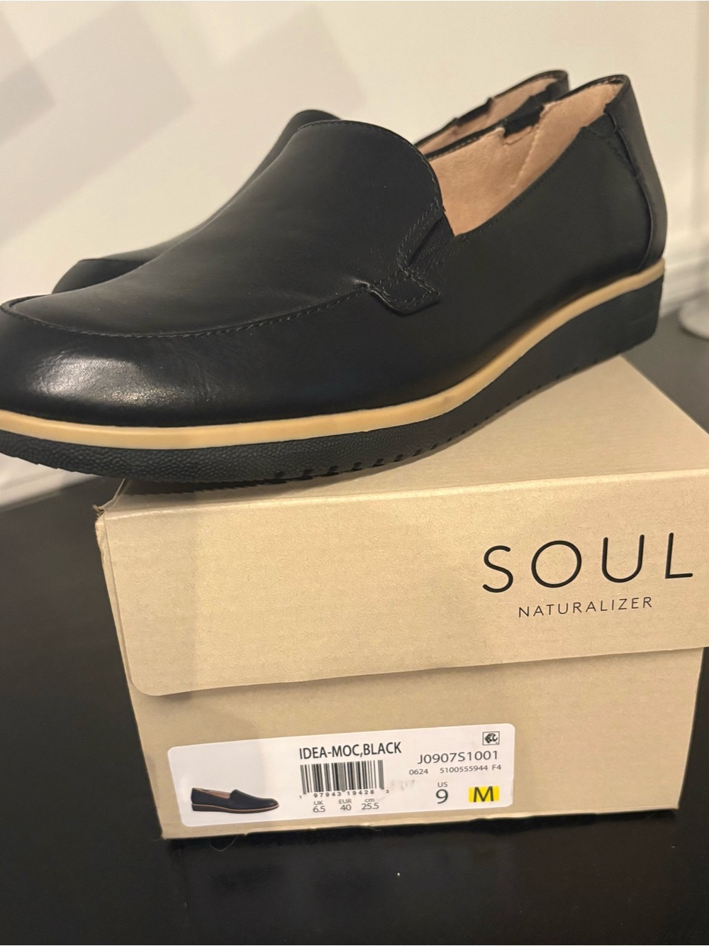 SOUL Naturalizer Black Leather Slip-On Loafer with Tan Trim size 9